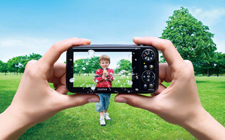 Illustration for article titled Shoot 3D Photos and HD Video on Fujifilm's Glasses-Less W3 Camera
